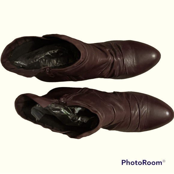 NWOT Italian leather burgundy ankle boot - Picture 2 of 4